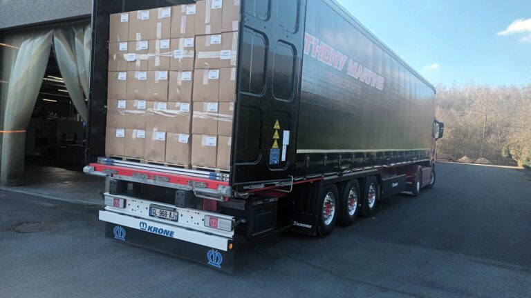 Un camion avec la première production de barquette cellulose part de notre atelier situé à Wattrelos.